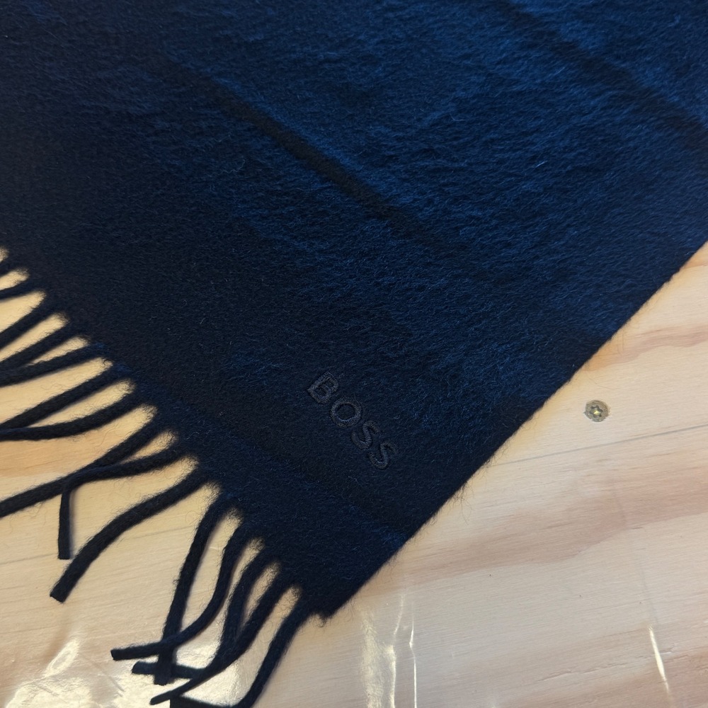 NWT Hugo Boss T-Scottas Black 100% Cashmere Scarf Made in Italy 50500469 Fringed